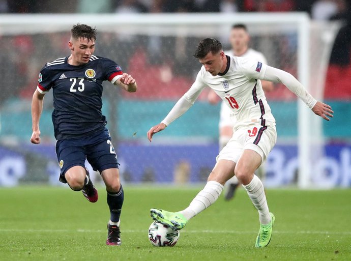 18 June 2021, United Kingdom, London: Scotland's Billy Gilmour (L) and Mason Mount battle for the ball during the UEFA EURO 2020 Group D soccer match between England and Scotland at Wembley Stadium. Photo: Nick Potts/PA Wire/dpa