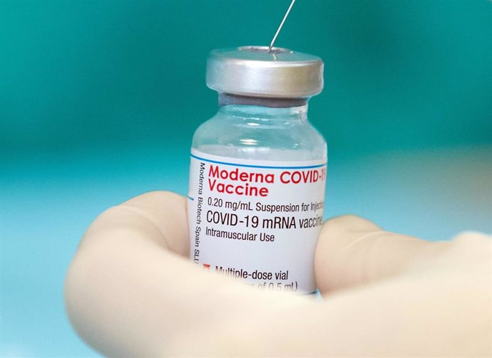 Archivo - FILED - 16 April 2021, North Rhine-Westphalia, Bielefeld: A nurse holds a vial of Moderna vaccine against coronavirus. Photo: Friso Gentsch/dpa