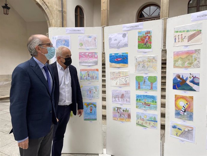 El presidente de la Diputación, Javier Iglesias (delante), observa los dibujos premiados junto al diputado Jesús María Ortiz, en la sede de la institución provincial.