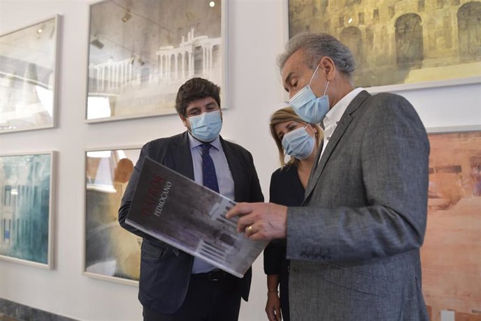 El presidente López Miras inaugura la exposición itinerante 'Teatros'