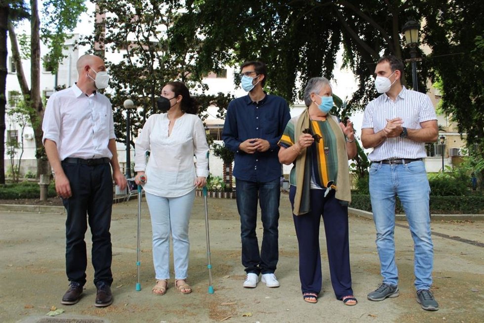 Toni Valero con representantes locales de IU en Algeciras