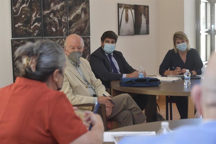 López Miras preside la reunión del Patro nato Museo Romano