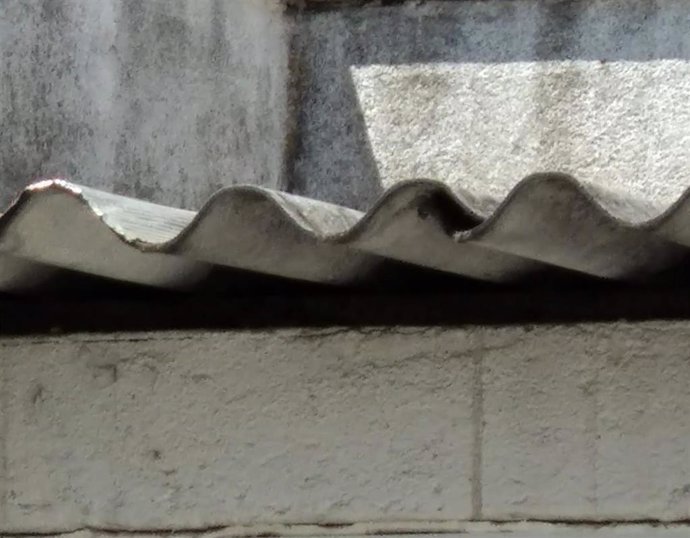 Archivo - Restos de amianto en un tejado