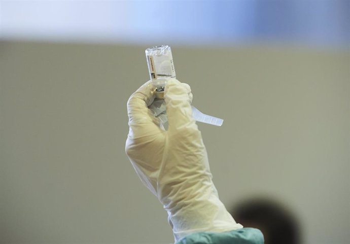 Archivo - Una profesional sanitaria sostiene un vial con la vacuna contra el Covid