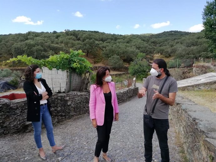 La delegada de Turismo, María de los Ángeles Muriel, visita Arroyomolinos de León.