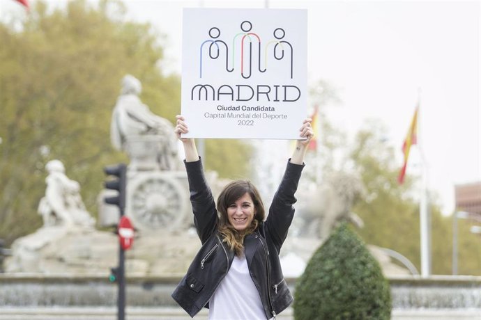 Archivo - La concejala delegada de Deporte del Ayuntamiento de Madrid, Sofía Miranda, posa con el cartel de Madrid ciudad candidata a Capital Mundial del Deporte.