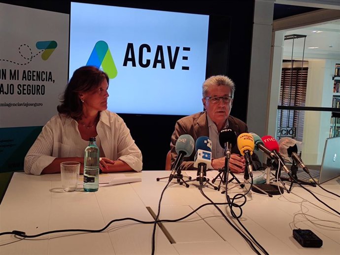 El presidente de Acave, Martí Sarrate, y la gerente de la organización, Cristina Tur