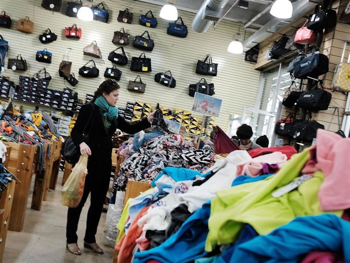 Archivo - Estas rebajas los españoles invertiremos una media entre 100 y 300 euros