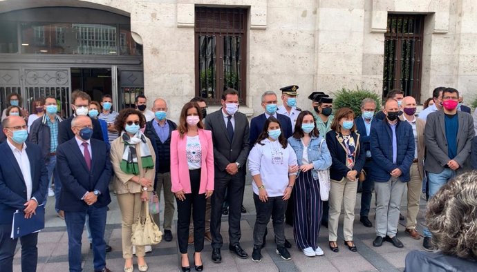 Concentración de condena de la última muerte por violencia machista ocurrida en Valladolid, con las autoridades junto a dos jóvenes, amigas de las hijas de la mujer fallecida.