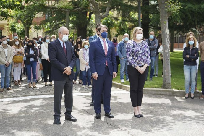 Igea (I), Fernández Mañueco y Blanco (D) en el minuto de silencio en la sede de la Presidencia de la Junta.
