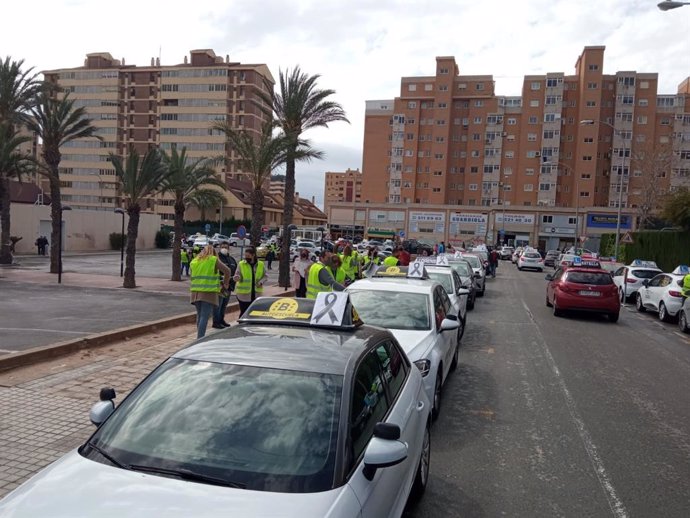 Archivo - Un instante de la protesta en Babel, Alicante, de las Autoescuelas de la provincia