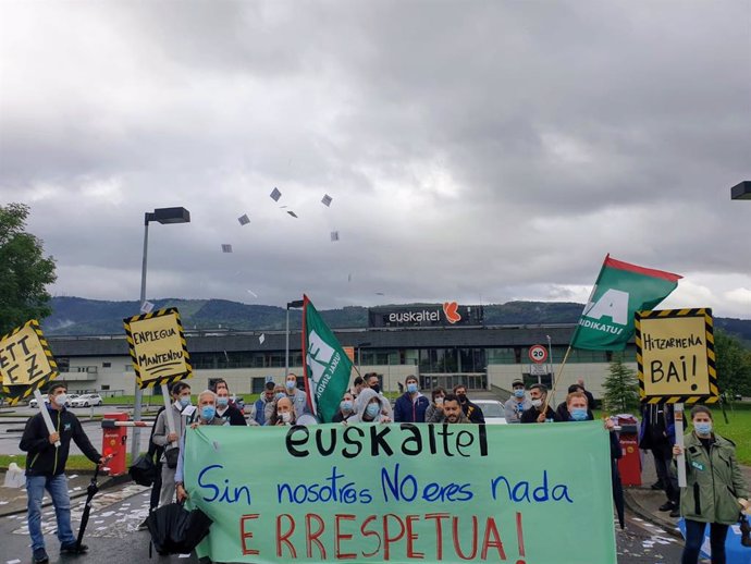 Trabajadores en huelga de ZTE se concentran ante sede Euskaltel, en Zamudio