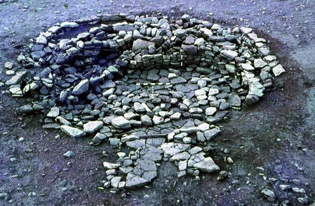 Objetos que incluyen cucharas de hueso, piedras quernstone y piezas de juego se incorporaron a las paredes de esta casa circular de la Edad del Hierro en Broxmouth, Escocia.