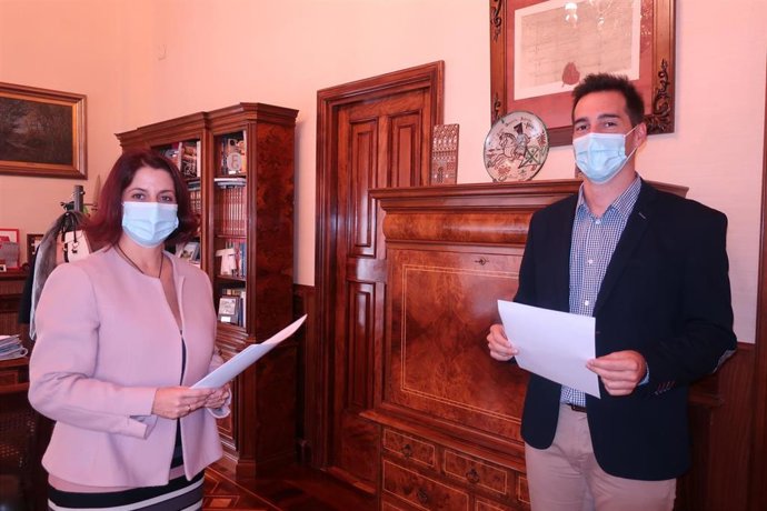 La alcaldesa de Teruel, Emma Buj, del PP, y el primer teniente de alcalde, Ramón Fuertes, de Cs.