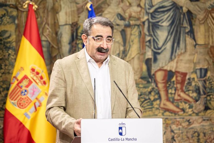 El consejero de Sanidad, Jesús Fernández, comparece en rueda de prensa en el Palacio de Fuensalida, para informar sobre los acuerdos del Consejo de Gobierno relacionados con su departamento.