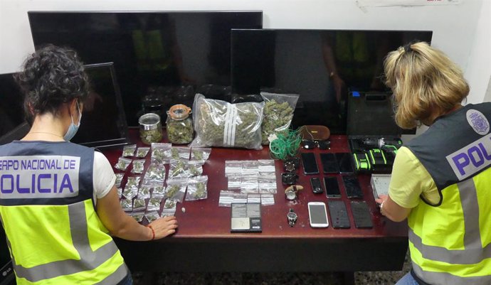 Policía Nacional desmantela un punto negro de venta de sustancia estupefaciente en una céntrica calle de la localidad