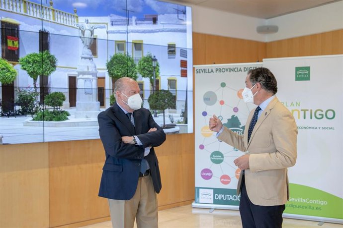 Archivo - El presidente de Diputación con el alcalde de La Roda tras una reunión en la sede del organismo provincial