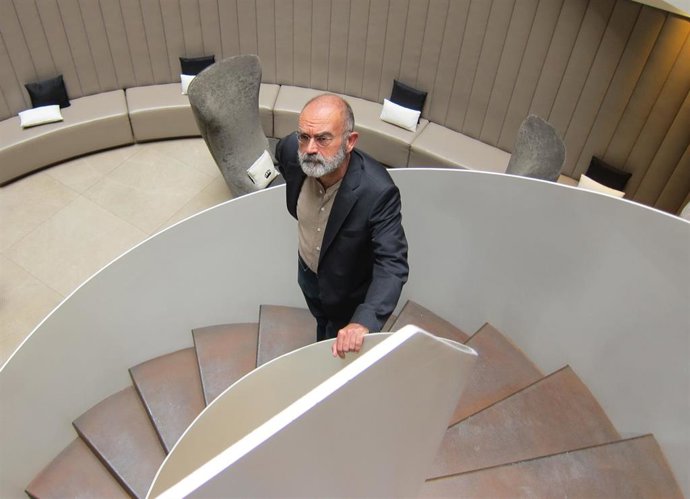 El escritor J. Á. González Sainz