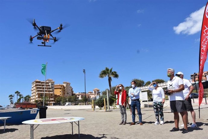 Demostración de vuelo de uno de los drones que realiza labores de socorrismo y salvamento en las playas de Fuengirola