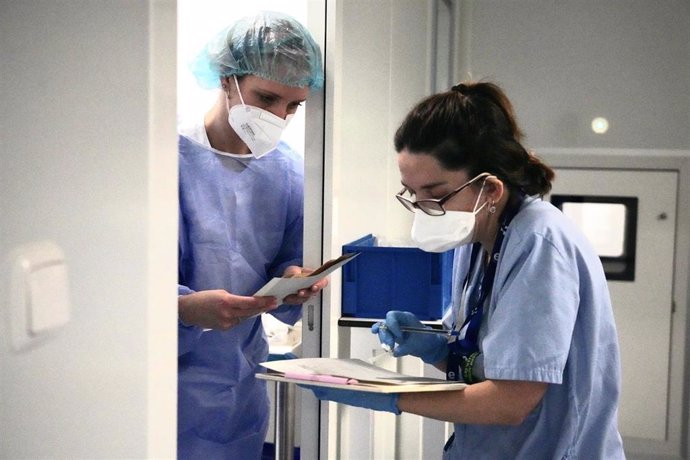 Archivo - Dos enfermeras durante el ensayo clínico de la vacuna alemana Curevac en el que participan diariamente 50 voluntarios, en el Hospital de Cruces de Bilbao, País Vasco (España), a 8 de febrero de 2021