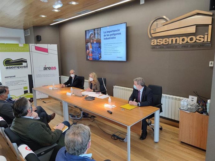 La presidenta del PP de Asturias, Teresa Mallada, presenta el proyecto de Ley de polígonos industriales en la sede de Asemposil.