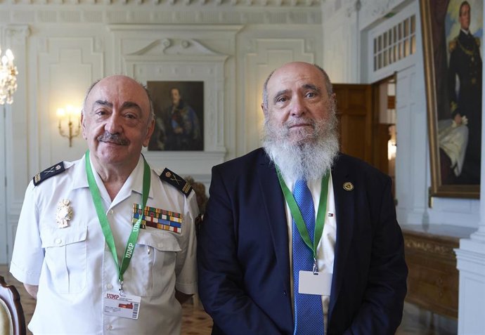 El comisario general Policía Científica, Pedro Luis Mélida (izda), y el catedrático de Antropología Miguel Cecilio Botella