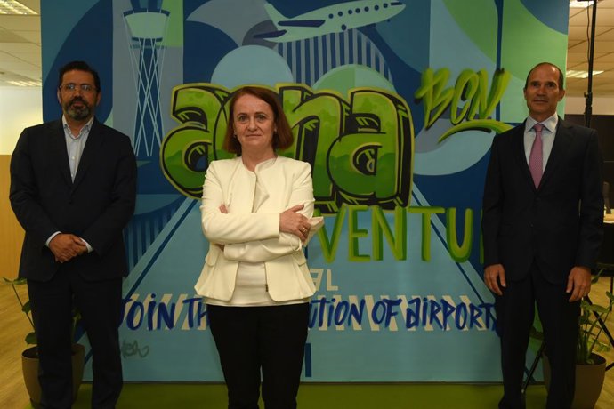 El consejero delegado de Exolum, Jorge Lanza, junto con la directora de Innovación, Sostenibilidad y Experiencia Cliente y CGO de Aena, Amparo Brea y el presidente de la Asociación de Líneas Aéreas (ALA), Javier Gándara
