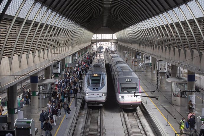 Archivo - Llegada de pasajeros en el AVE procedente de Madrid a la estación de Santa Justa en foto de archivo.