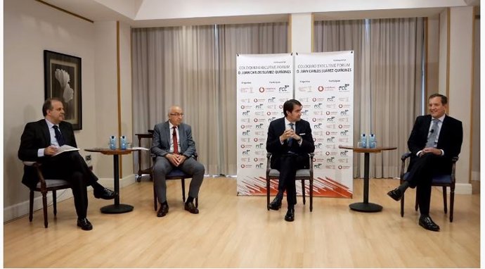 El consejero de Fomento, Juan Carlos Suárez-Quiñones, en el centro, durante el coloquio.