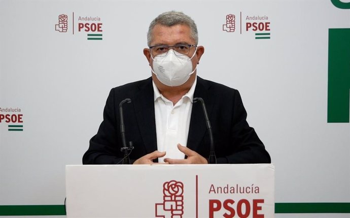 El portavoz del PSOE-A en la Comisión de Salud y Familias del Parlamento de Andalucía, Jesús María Ruiz, en la sede de su partido en Córdoba.