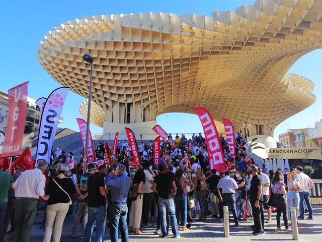 Marcha de CCOO durante la huelga en CaixaBank.