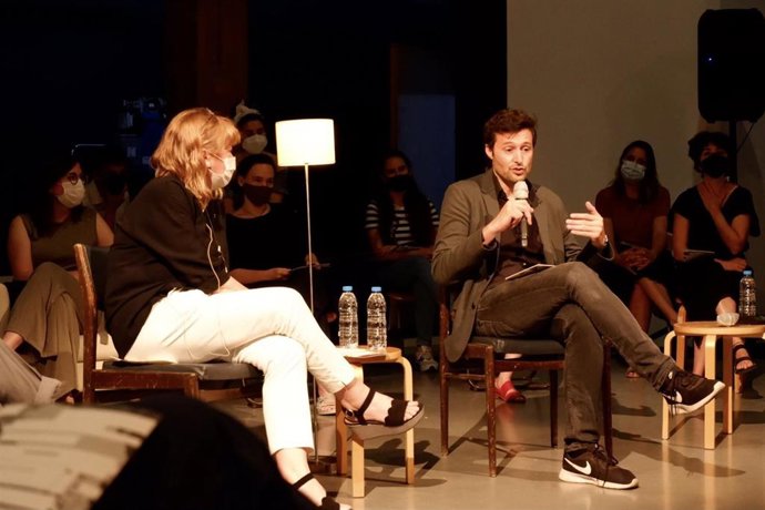 La consellera de Cultura, Natlia Garriga, junto al director del Centre d'Arts Santa Mnica de Barcelona, Enric Puig