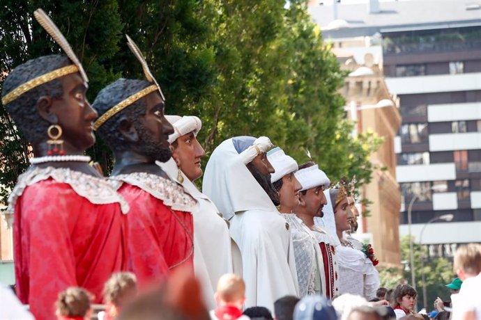 Archivo - Miles de personas disfrutan de los festejos con la presencia de gigantes y cabezudos y fuegos artificales en el día del Chupinazo que da inicio a San Fermin 2019 en Pamplona (Navarra).
