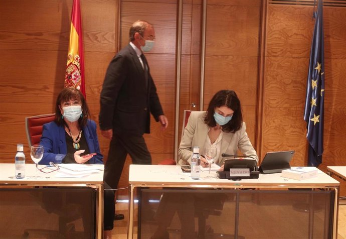 Archivo - (I-D) La vicepresidenta primera del Senado y portavoz de la Mesa, Cristina Narbona; el vicepresidente segundo de la Mesa, Pío García-Escudero; y la presidenta del Senado, Pilar Llop, momentos antes de iniciar la reunión del órgano en el Salón 