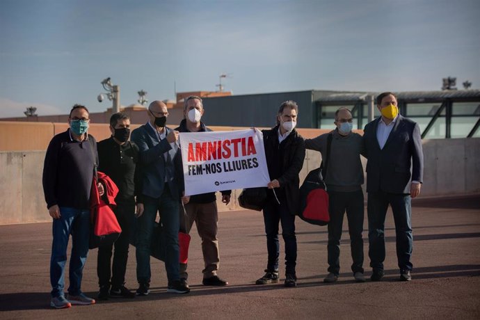 Archivo - El exconseller Josep Rull; el expresidente de la ANC Jordi Snchez; el exconseller Raül Romeva;  el exconseller Quim Forn; el presidente de mnium Jordi Cuixart; el exconseller Jordi Turull; el líder de ERC Oriol Junqueras. Lledoners, 29 de en