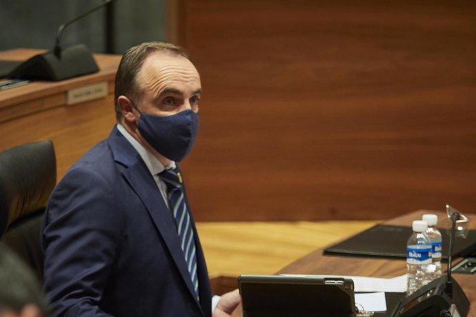 Archivo - El portavoz de Navarra Suma, Javier Esparza, en el Parlamento de Navarra este 8 de octubre de 2020.
