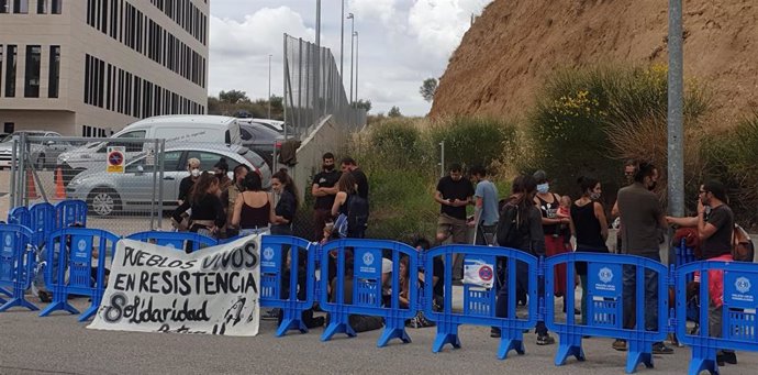 Integrantes del colectivo 'Fraguas Revive' concentrandos ante el Palacio de Justicia de Guadalajara