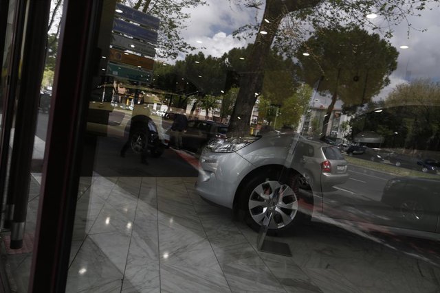 Archivo - Imagen de un concesionario. 