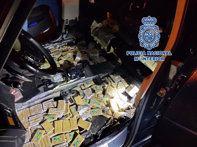 Envoltorios de hachís ocultos en un coche interceptado por la Policía Nacional de la Comisaría de Vigo, en un operativo en el que ha sido detenido un vecino de Huelva.