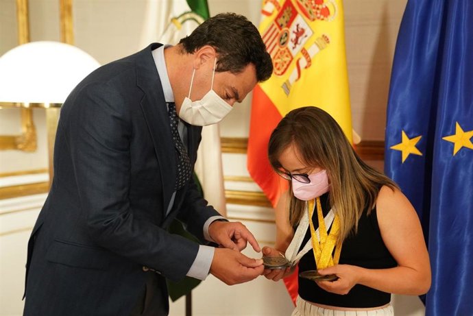 El presidente de la Junta de Andalucía, Juanma Moreno,recibe a Blanca Betanzos, reciente doble campeona del Mundo De Atletismo para Personas con Discapacidad Intelectual.