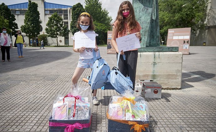 Ganadoras del primer premio Yo quiero ser científica': De izda. A dcha., Leyre Zafra (C.P San Juan de la Cadena) y Maddi Trias (C.P Patxi Larrainzar)