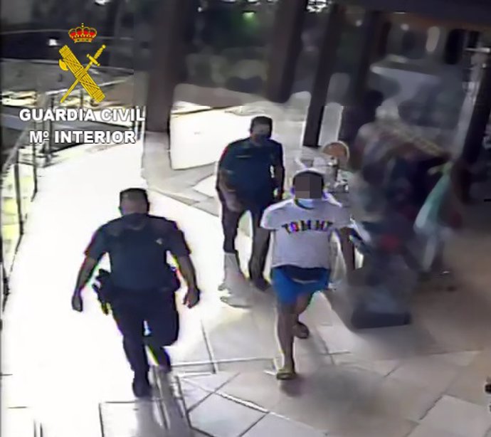 La Guardia Civil detiene una persona por un delito de hurto cometido en la piscina de un complejo hotelero