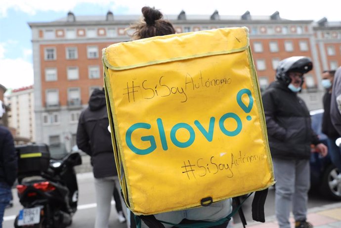 Archivo - Un repartidor de Glovo participa en una manifestación en Moncloa 