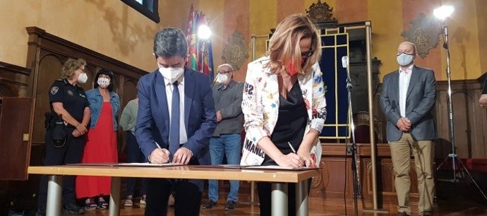 La consejera de Presidencia, Mayte Pérez, y el alcalde de Huesca, Luis Felipe.