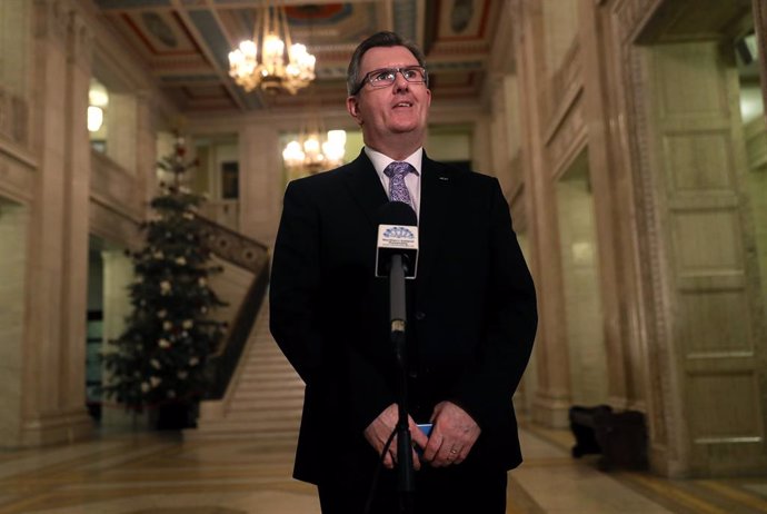 Archivo - 02 January 2020, Northern Ireland, Belfast: Jeffrey Donaldson, Leader of the Democratic Unionist Party in the House of Commons, speaks to the press upon arrival at the Great Hall of Parliament Buildings Stormont as talks aimed at restoring pow