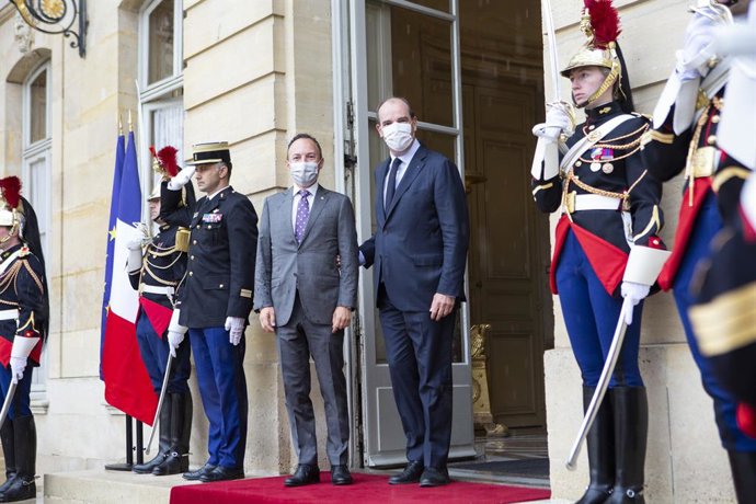 Jean Castex recibe a Xavier Espot a las puertas del Hotel Matignon.