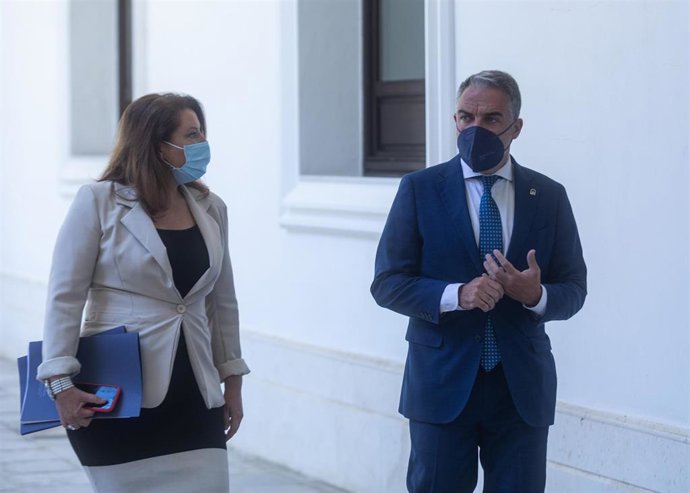 La consejera de Agricultura, Carmen Crespo, y el consejero de la Presidencia y portavoz del Gobierno andaluz, Elías Bendodo, este martes antes de iniciar la rueda de prensa del Consejo de Gobierno. 