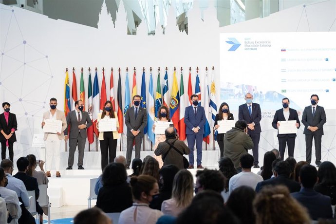 Encuentro con jóvenes beneficiarios de las Bolsas Excelencia Mocidade Exterior.