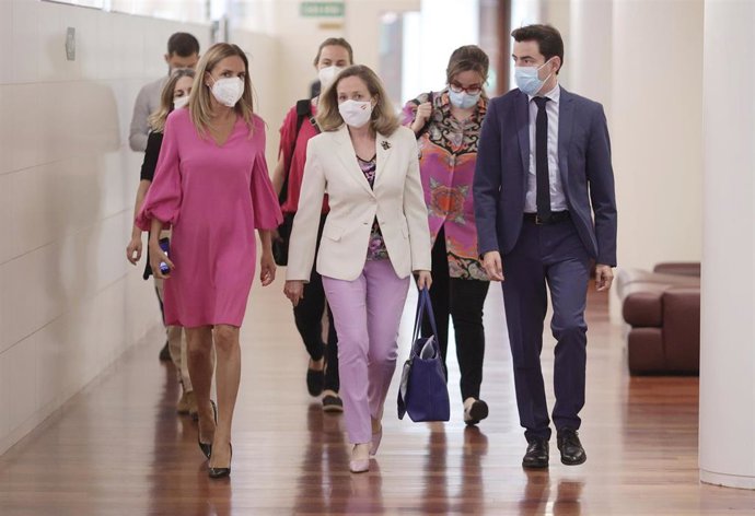 La vicepresidenta segunda del Gobierno y ministra de Asuntos Económicos y Transformación Digital, Nadia Calviño (c), a su llegada a la Comisión Mixta para la Unión Europea en el Congreso, a 22 de junio de 2021, en Madrid, (España). 