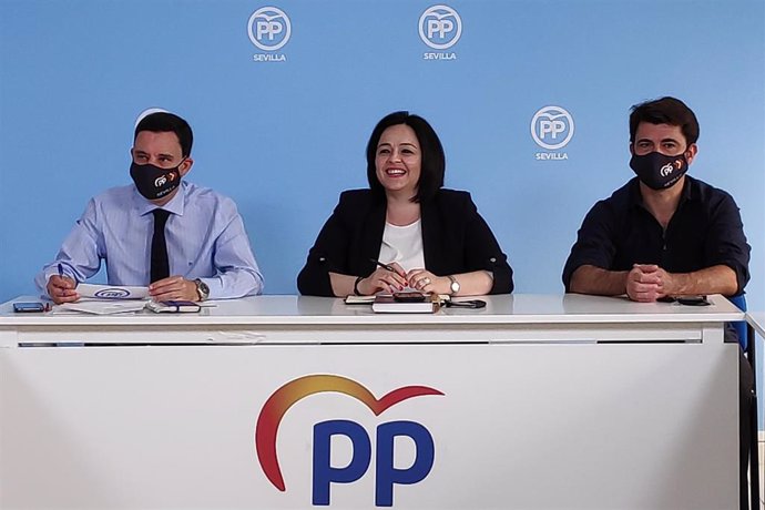 Archivo - Juan de la Rosa, Virginia Pérez y Beltrán Pérez, en el Comité de Dirección del PP de Sevilla